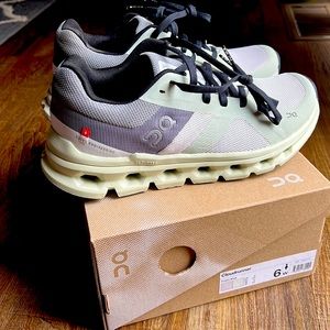 NEW IN BOX! On cloudrunner size 6 in frost aloe